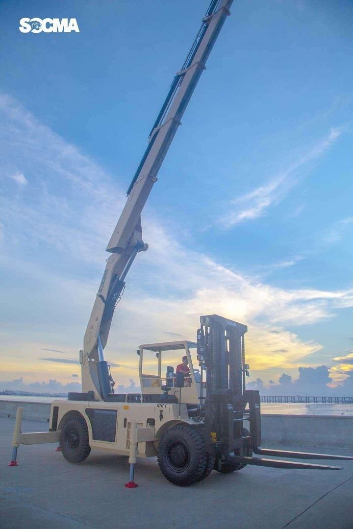 heavy duty forklift crane 25 ton 08