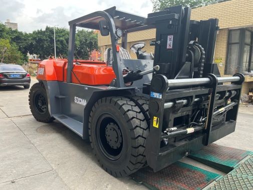 12 Ton Diesel Forklift Work in Container